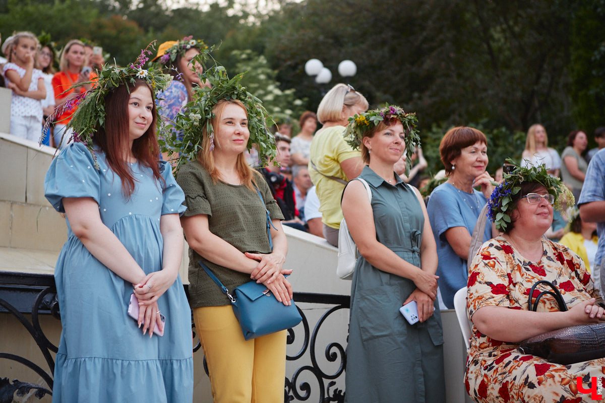 6 июля во Владимире отметили праздник Ивана Купалы. Мероприятие, наполненное традиционными обрядами, прошло в Патриаршем саду. Его гости веселились как могли: кружились в хороводах, гадали на суженого и даже клялись в чувствах, а с наступлением темноты любовались огненным фаер-шоу.