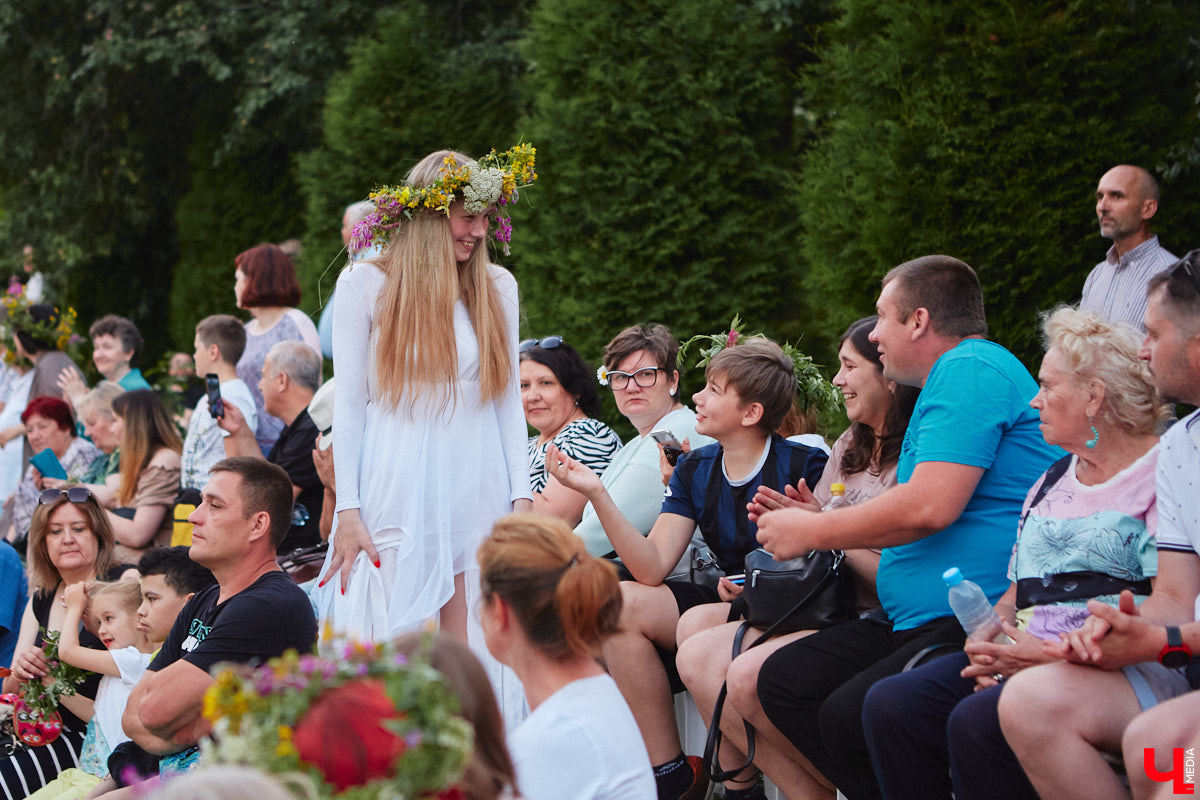 6 июля во Владимире отметили праздник Ивана Купалы. Мероприятие, наполненное традиционными обрядами, прошло в Патриаршем саду. Его гости веселились как могли: кружились в хороводах, гадали на суженого и даже клялись в чувствах, а с наступлением темноты любовались огненным фаер-шоу.
