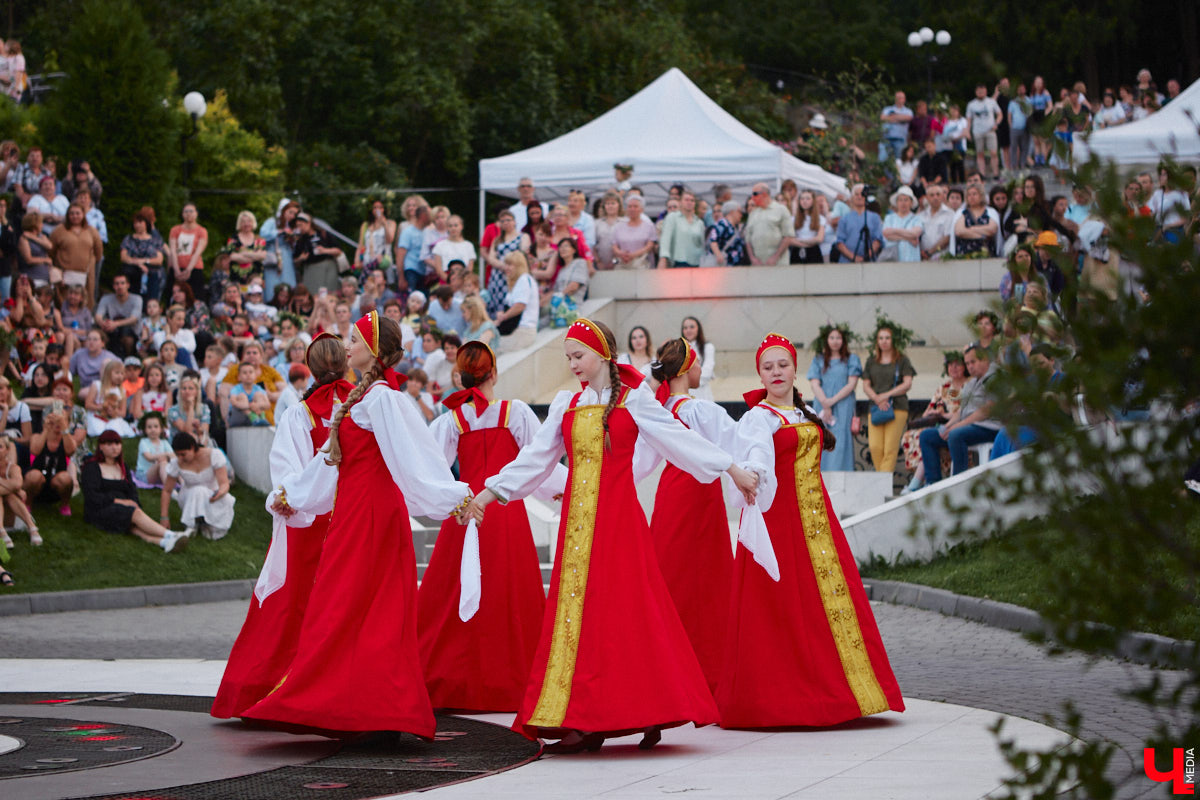 6 июля во Владимире отметили праздник Ивана Купалы. Мероприятие, наполненное традиционными обрядами, прошло в Патриаршем саду. Его гости веселились как могли: кружились в хороводах, гадали на суженого и даже клялись в чувствах, а с наступлением темноты любовались огненным фаер-шоу.