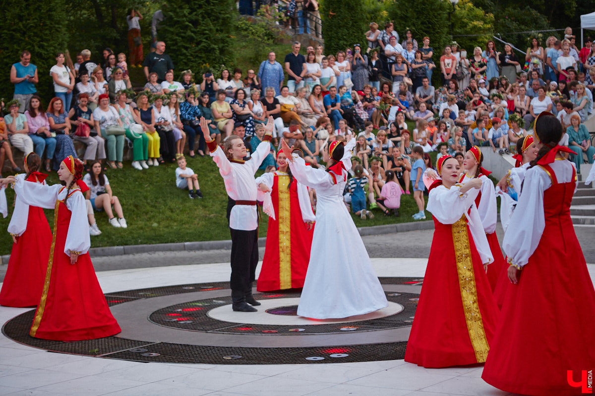 6 июля во Владимире отметили праздник Ивана Купалы. Мероприятие, наполненное традиционными обрядами, прошло в Патриаршем саду. Его гости веселились как могли: кружились в хороводах, гадали на суженого и даже клялись в чувствах, а с наступлением темноты любовались огненным фаер-шоу.
