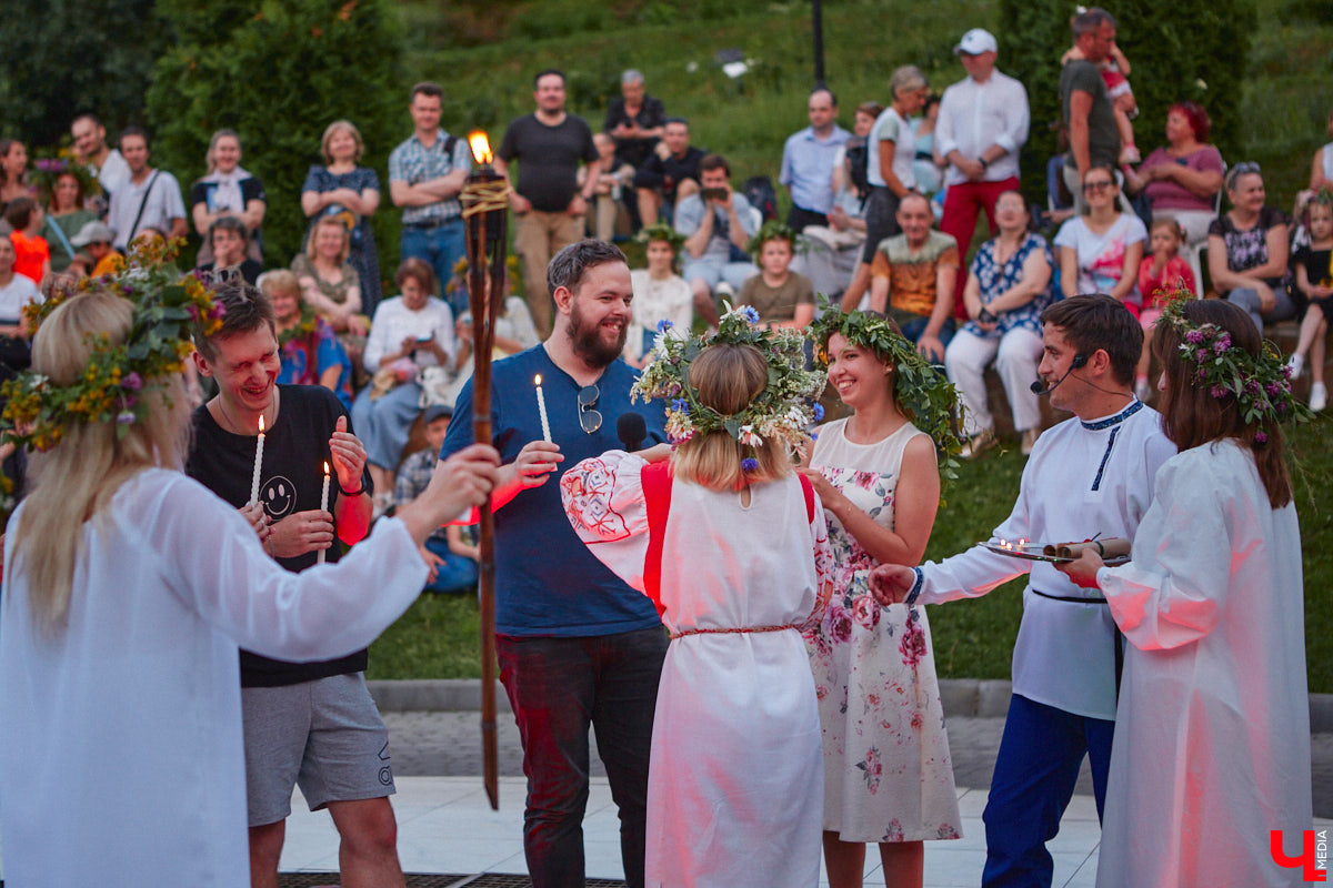 6 июля во Владимире отметили праздник Ивана Купалы. Мероприятие, наполненное традиционными обрядами, прошло в Патриаршем саду. Его гости веселились как могли: кружились в хороводах, гадали на суженого и даже клялись в чувствах, а с наступлением темноты любовались огненным фаер-шоу.