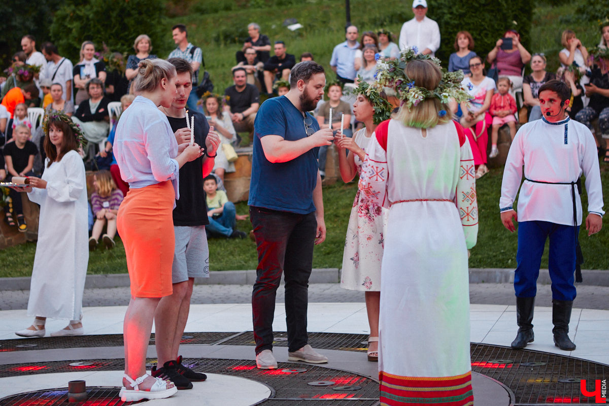 6 июля во Владимире отметили праздник Ивана Купалы. Мероприятие, наполненное традиционными обрядами, прошло в Патриаршем саду. Его гости веселились как могли: кружились в хороводах, гадали на суженого и даже клялись в чувствах, а с наступлением темноты любовались огненным фаер-шоу.