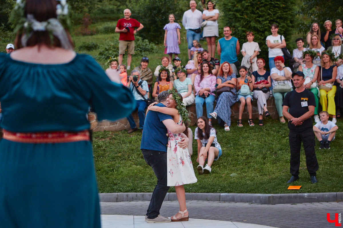 6 июля во Владимире отметили праздник Ивана Купалы. Мероприятие, наполненное традиционными обрядами, прошло в Патриаршем саду. Его гости веселились как могли: кружились в хороводах, гадали на суженого и даже клялись в чувствах, а с наступлением темноты любовались огненным фаер-шоу.