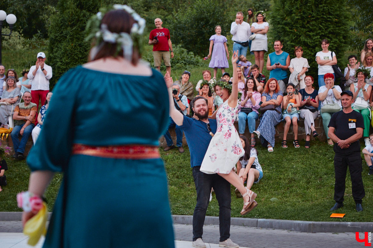 6 июля во Владимире отметили праздник Ивана Купалы. Мероприятие, наполненное традиционными обрядами, прошло в Патриаршем саду. Его гости веселились как могли: кружились в хороводах, гадали на суженого и даже клялись в чувствах, а с наступлением темноты любовались огненным фаер-шоу.