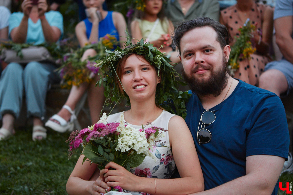 6 июля во Владимире отметили праздник Ивана Купалы. Мероприятие, наполненное традиционными обрядами, прошло в Патриаршем саду. Его гости веселились как могли: кружились в хороводах, гадали на суженого и даже клялись в чувствах, а с наступлением темноты любовались огненным фаер-шоу.