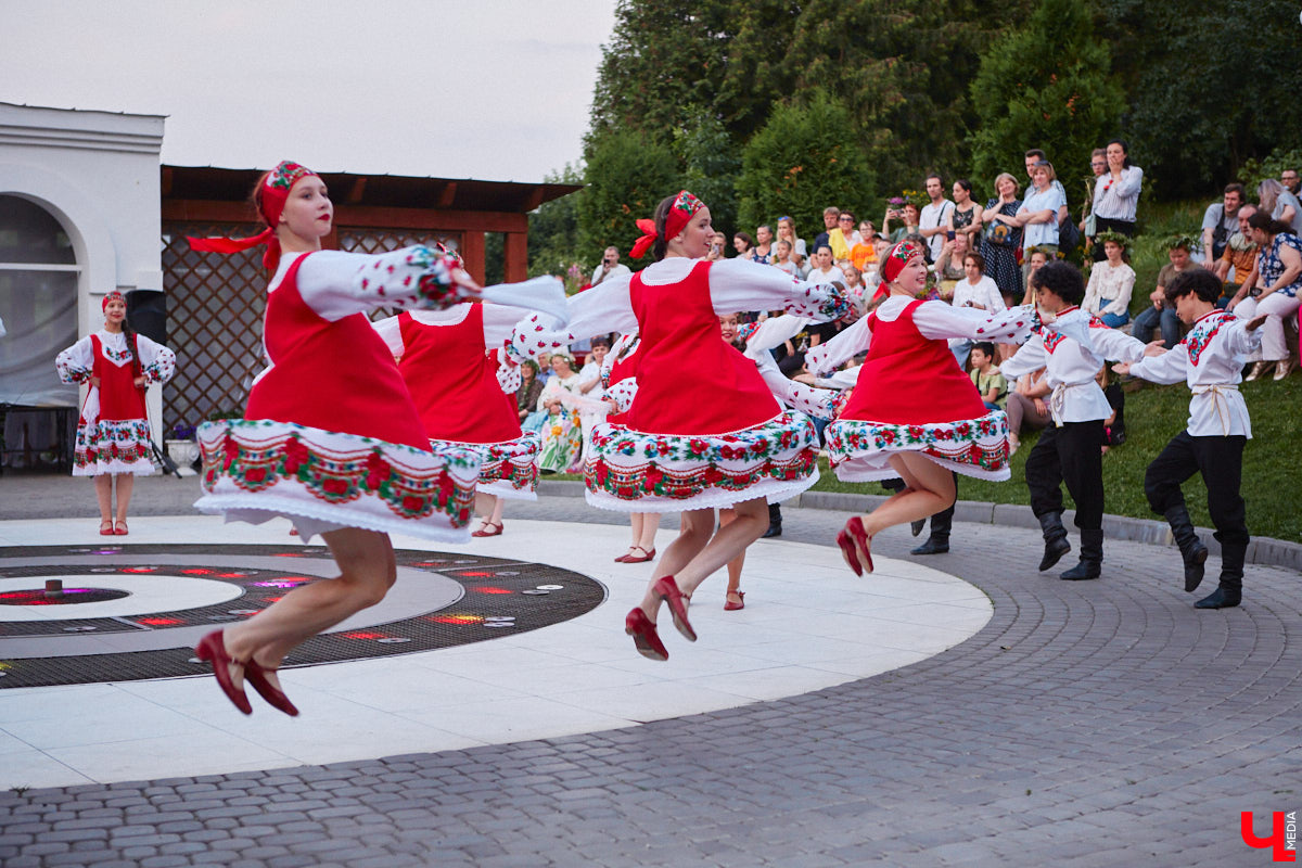 6 июля во Владимире отметили праздник Ивана Купалы. Мероприятие, наполненное традиционными обрядами, прошло в Патриаршем саду. Его гости веселились как могли: кружились в хороводах, гадали на суженого и даже клялись в чувствах, а с наступлением темноты любовались огненным фаер-шоу.