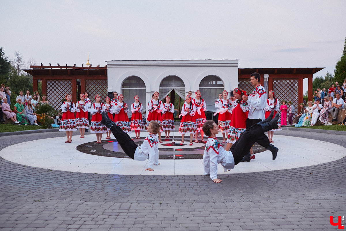 6 июля во Владимире отметили праздник Ивана Купалы. Мероприятие, наполненное традиционными обрядами, прошло в Патриаршем саду. Его гости веселились как могли: кружились в хороводах, гадали на суженого и даже клялись в чувствах, а с наступлением темноты любовались огненным фаер-шоу.