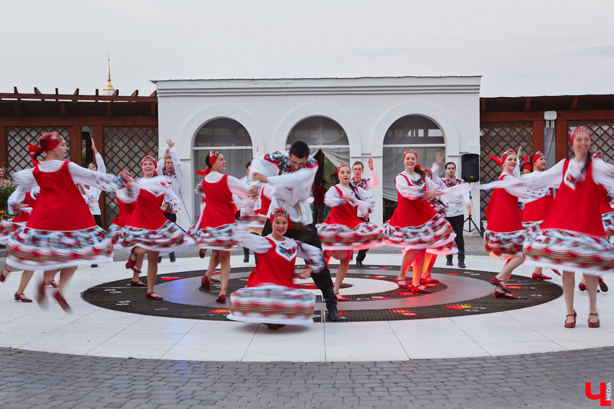 6 июля во Владимире отметили праздник Ивана Купалы. Мероприятие, наполненное традиционными обрядами, прошло в Патриаршем саду. Его гости веселились как могли: кружились в хороводах, гадали на суженого и даже клялись в чувствах, а с наступлением темноты любовались огненным фаер-шоу.