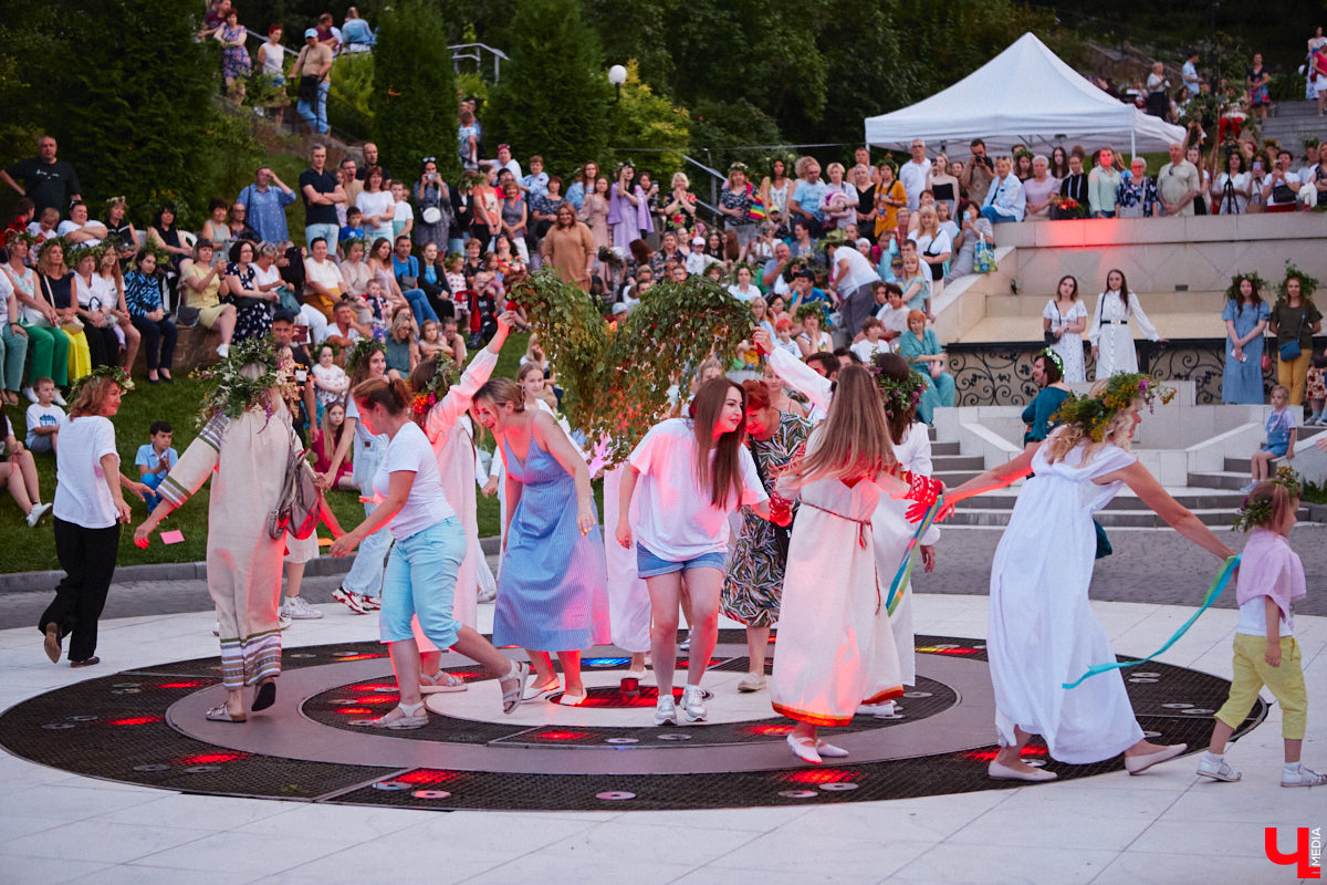 6 июля во Владимире отметили праздник Ивана Купалы. Мероприятие, наполненное традиционными обрядами, прошло в Патриаршем саду. Его гости веселились как могли: кружились в хороводах, гадали на суженого и даже клялись в чувствах, а с наступлением темноты любовались огненным фаер-шоу.