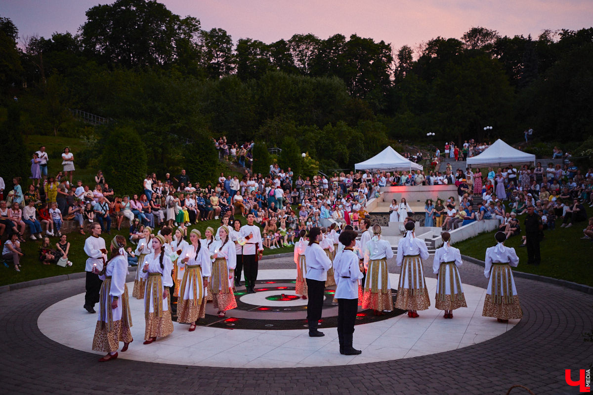 6 июля во Владимире отметили праздник Ивана Купалы. Мероприятие, наполненное традиционными обрядами, прошло в Патриаршем саду. Его гости веселились как могли: кружились в хороводах, гадали на суженого и даже клялись в чувствах, а с наступлением темноты любовались огненным фаер-шоу.