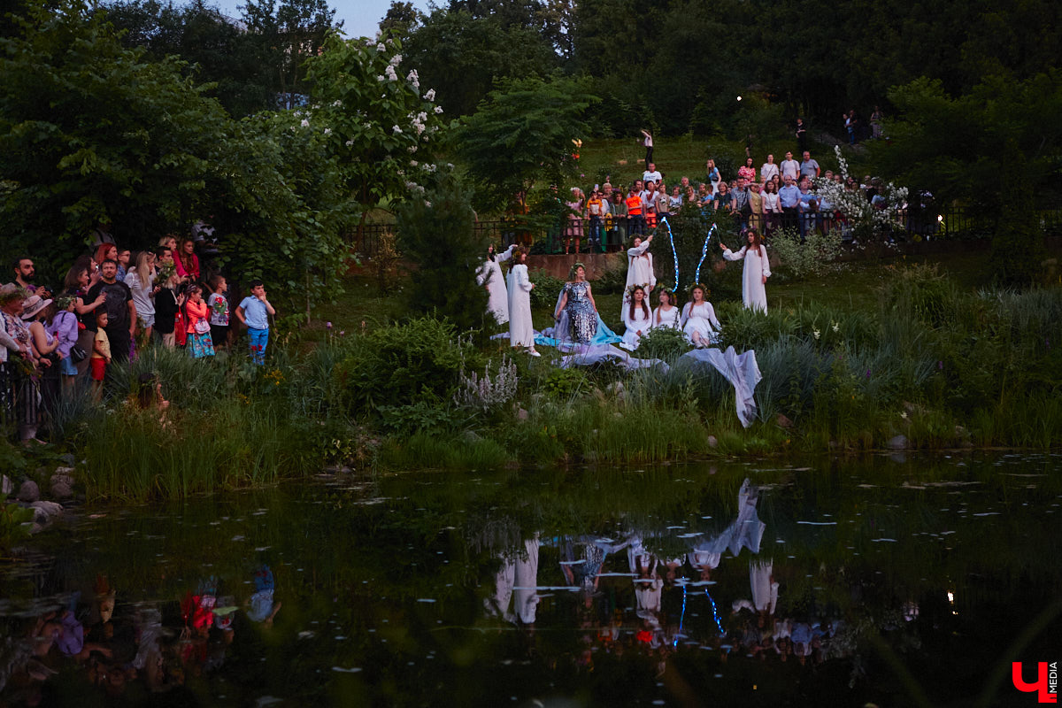 6 июля во Владимире отметили праздник Ивана Купалы. Мероприятие, наполненное традиционными обрядами, прошло в Патриаршем саду. Его гости веселились как могли: кружились в хороводах, гадали на суженого и даже клялись в чувствах, а с наступлением темноты любовались огненным фаер-шоу.