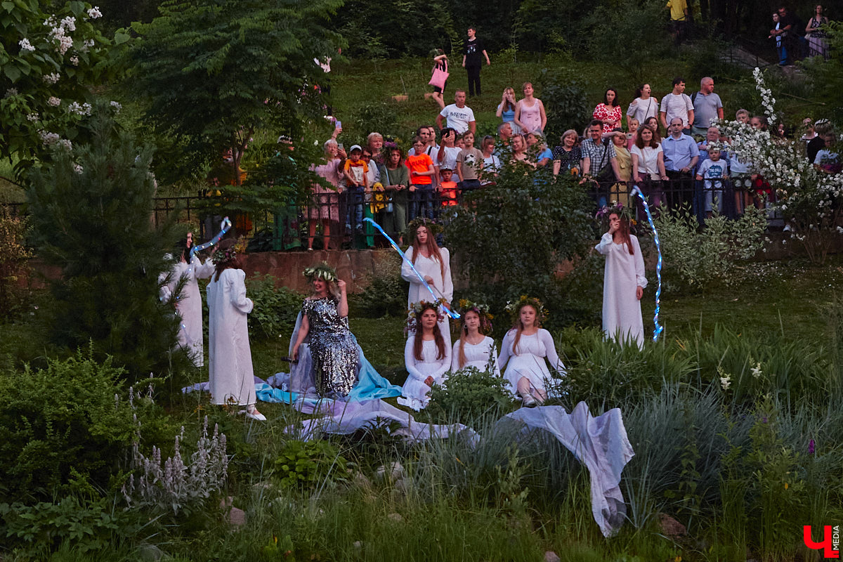 6 июля во Владимире отметили праздник Ивана Купалы. Мероприятие, наполненное традиционными обрядами, прошло в Патриаршем саду. Его гости веселились как могли: кружились в хороводах, гадали на суженого и даже клялись в чувствах, а с наступлением темноты любовались огненным фаер-шоу.