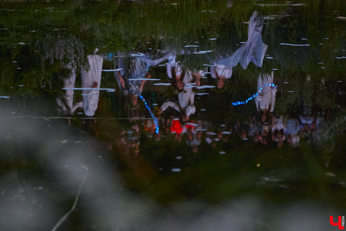 6 июля во Владимире отметили праздник Ивана Купалы. Мероприятие, наполненное традиционными обрядами, прошло в Патриаршем саду. Его гости веселились как могли: кружились в хороводах, гадали на суженого и даже клялись в чувствах, а с наступлением темноты любовались огненным фаер-шоу.