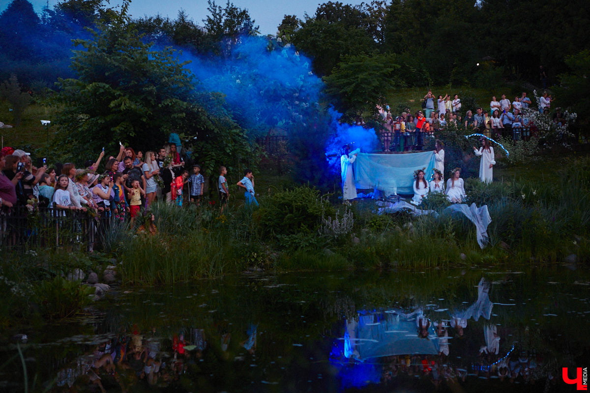 6 июля во Владимире отметили праздник Ивана Купалы. Мероприятие, наполненное традиционными обрядами, прошло в Патриаршем саду. Его гости веселились как могли: кружились в хороводах, гадали на суженого и даже клялись в чувствах, а с наступлением темноты любовались огненным фаер-шоу.