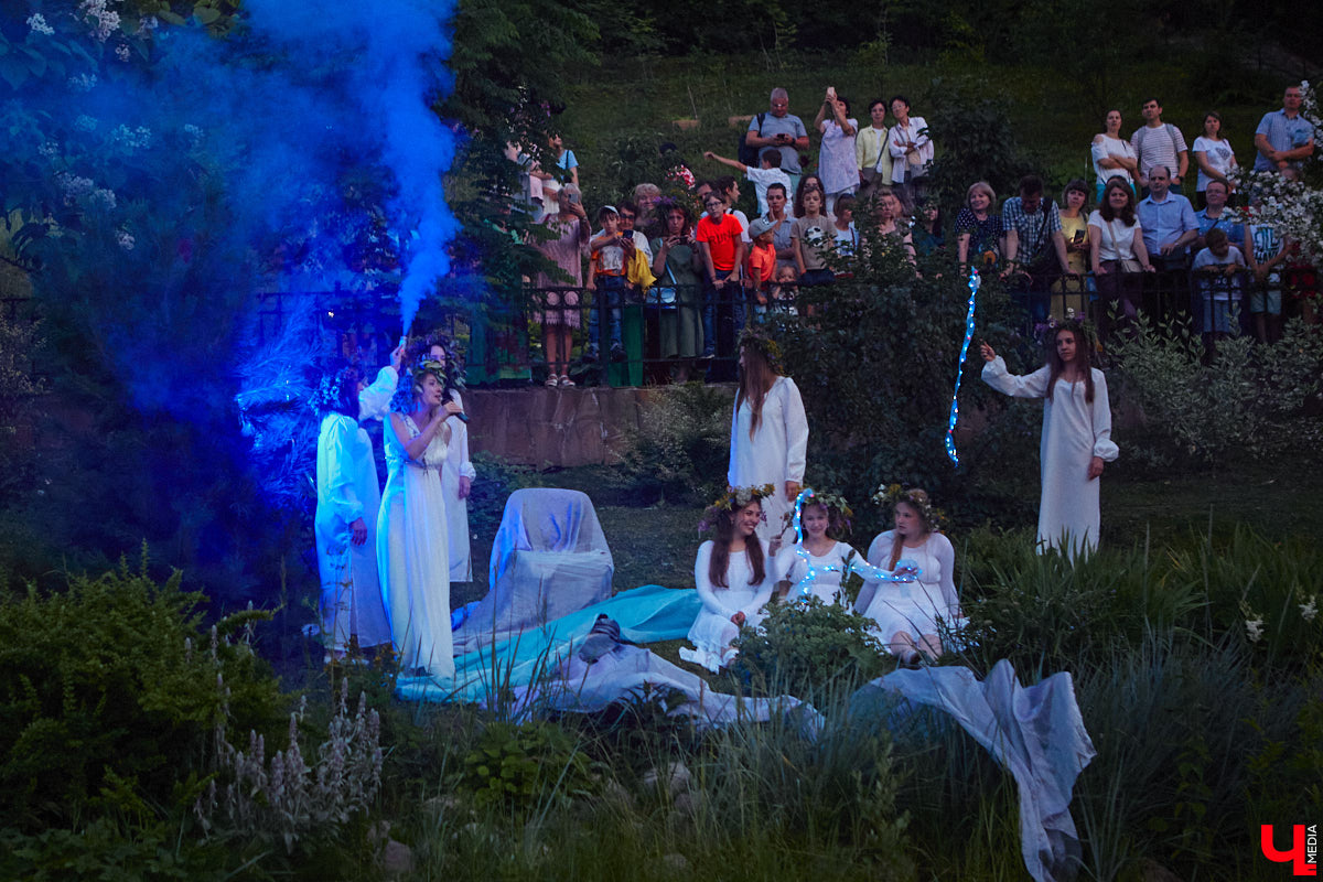 6 июля во Владимире отметили праздник Ивана Купалы. Мероприятие, наполненное традиционными обрядами, прошло в Патриаршем саду. Его гости веселились как могли: кружились в хороводах, гадали на суженого и даже клялись в чувствах, а с наступлением темноты любовались огненным фаер-шоу.