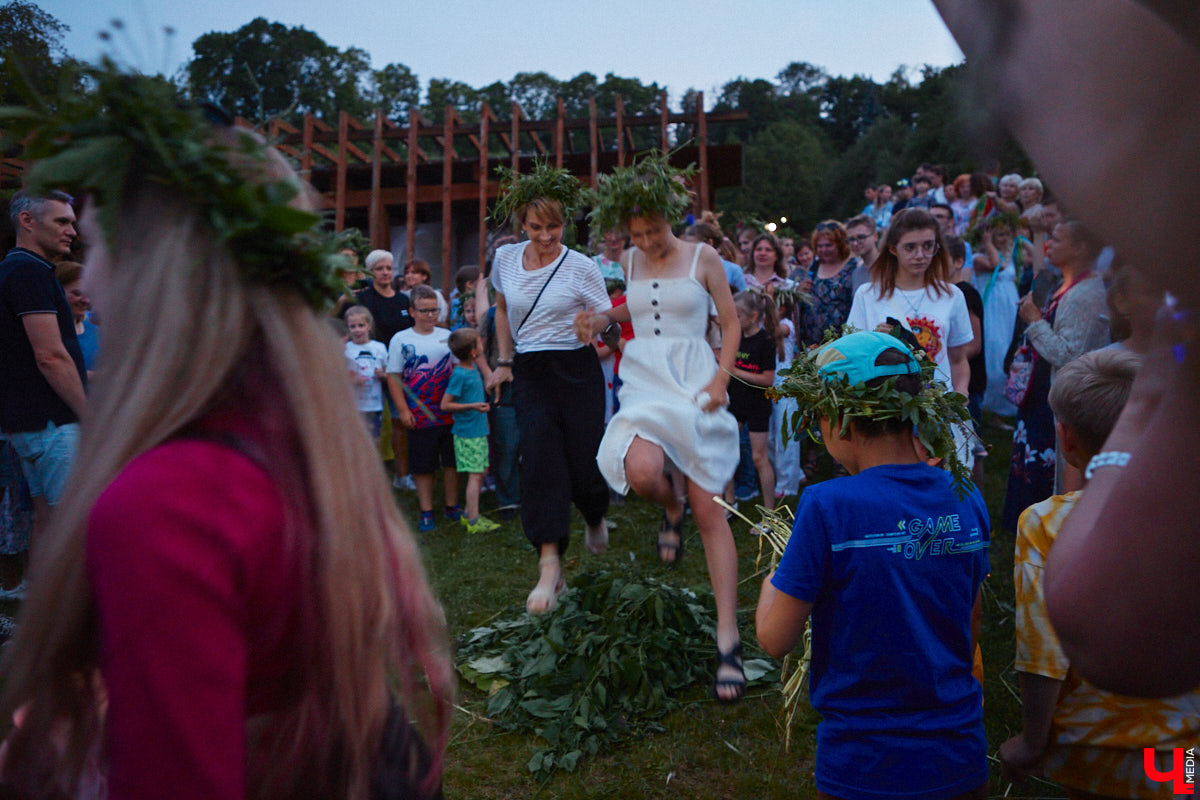 6 июля во Владимире отметили праздник Ивана Купалы. Мероприятие, наполненное традиционными обрядами, прошло в Патриаршем саду. Его гости веселились как могли: кружились в хороводах, гадали на суженого и даже клялись в чувствах, а с наступлением темноты любовались огненным фаер-шоу.