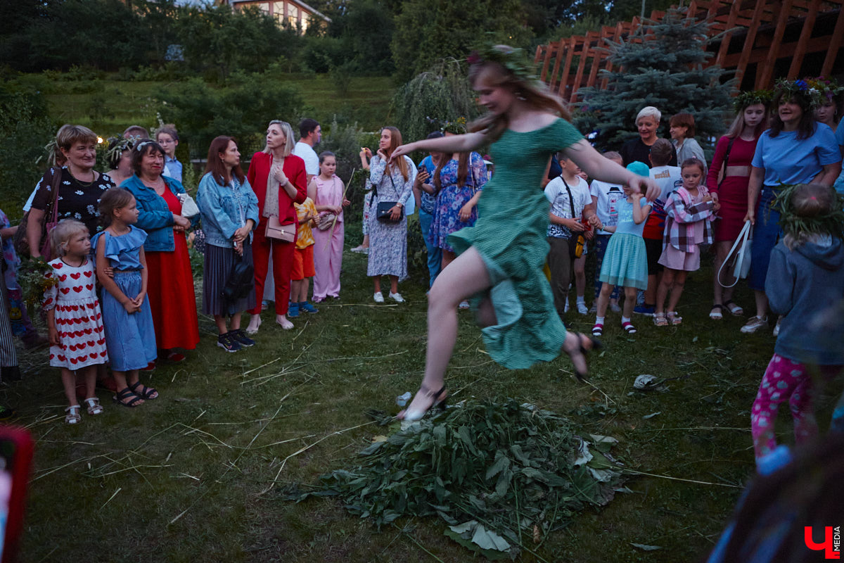 6 июля во Владимире отметили праздник Ивана Купалы. Мероприятие, наполненное традиционными обрядами, прошло в Патриаршем саду. Его гости веселились как могли: кружились в хороводах, гадали на суженого и даже клялись в чувствах, а с наступлением темноты любовались огненным фаер-шоу.