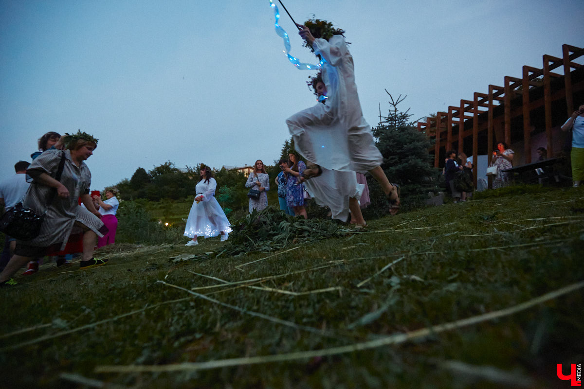 6 июля во Владимире отметили праздник Ивана Купалы. Мероприятие, наполненное традиционными обрядами, прошло в Патриаршем саду. Его гости веселились как могли: кружились в хороводах, гадали на суженого и даже клялись в чувствах, а с наступлением темноты любовались огненным фаер-шоу.
