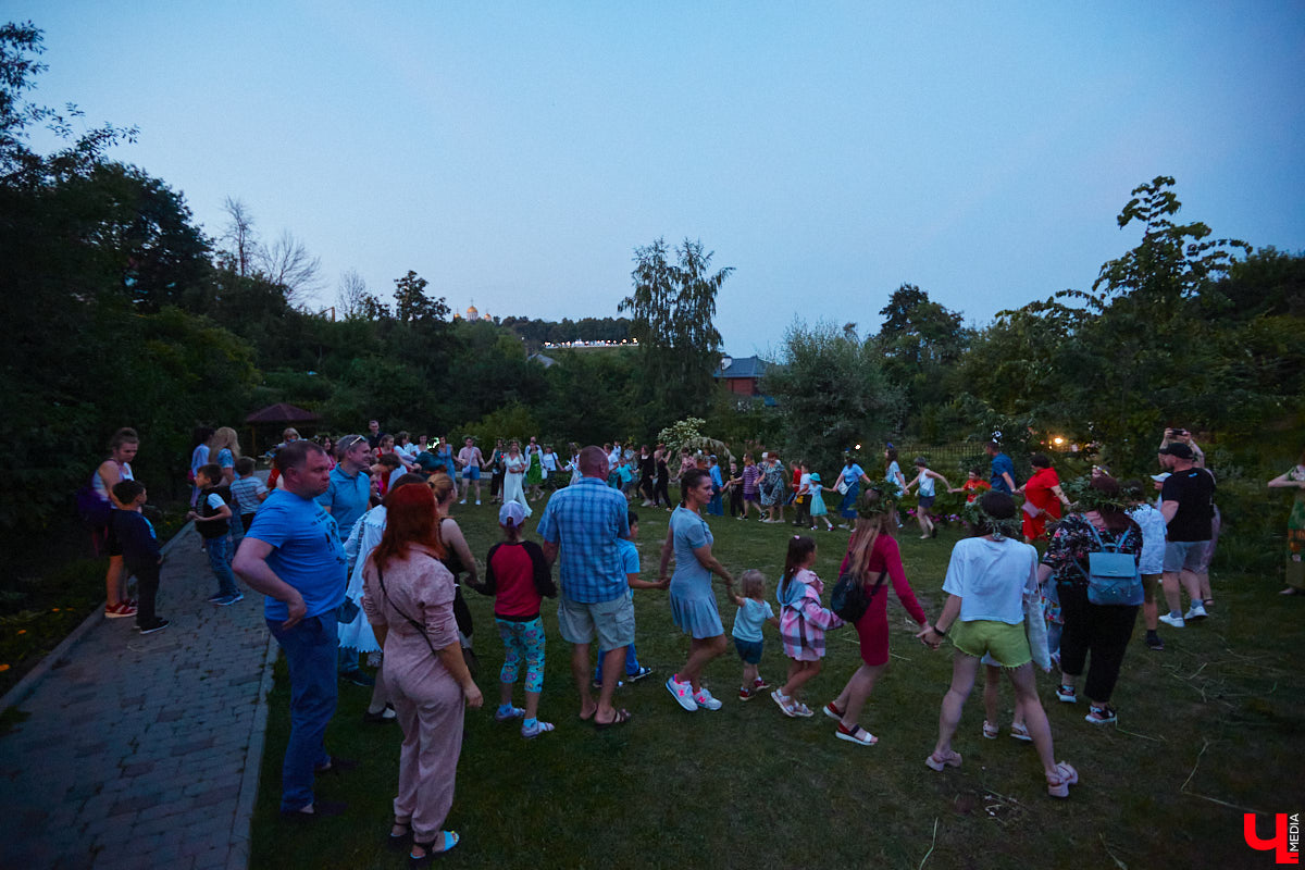 6 июля во Владимире отметили праздник Ивана Купалы. Мероприятие, наполненное традиционными обрядами, прошло в Патриаршем саду. Его гости веселились как могли: кружились в хороводах, гадали на суженого и даже клялись в чувствах, а с наступлением темноты любовались огненным фаер-шоу.