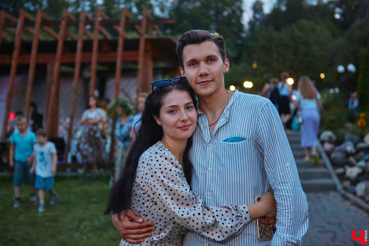 6 июля во Владимире отметили праздник Ивана Купалы. Мероприятие, наполненное традиционными обрядами, прошло в Патриаршем саду. Его гости веселились как могли: кружились в хороводах, гадали на суженого и даже клялись в чувствах, а с наступлением темноты любовались огненным фаер-шоу.