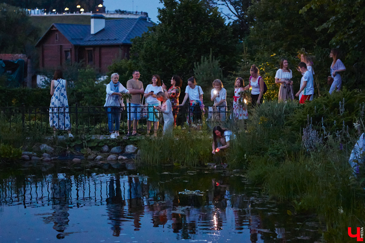 6 июля во Владимире отметили праздник Ивана Купалы. Мероприятие, наполненное традиционными обрядами, прошло в Патриаршем саду. Его гости веселились как могли: кружились в хороводах, гадали на суженого и даже клялись в чувствах, а с наступлением темноты любовались огненным фаер-шоу.