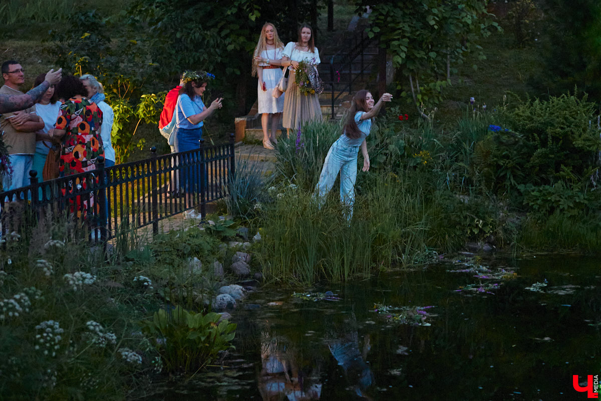 6 июля во Владимире отметили праздник Ивана Купалы. Мероприятие, наполненное традиционными обрядами, прошло в Патриаршем саду. Его гости веселились как могли: кружились в хороводах, гадали на суженого и даже клялись в чувствах, а с наступлением темноты любовались огненным фаер-шоу.