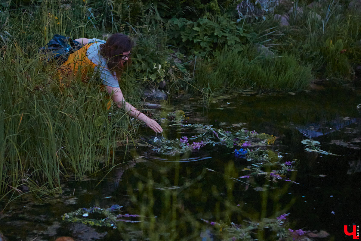 6 июля во Владимире отметили праздник Ивана Купалы. Мероприятие, наполненное традиционными обрядами, прошло в Патриаршем саду. Его гости веселились как могли: кружились в хороводах, гадали на суженого и даже клялись в чувствах, а с наступлением темноты любовались огненным фаер-шоу.