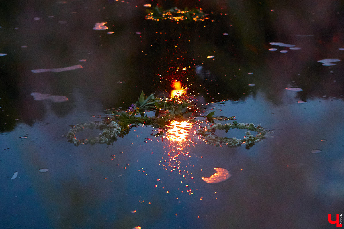 6 июля во Владимире отметили праздник Ивана Купалы. Мероприятие, наполненное традиционными обрядами, прошло в Патриаршем саду. Его гости веселились как могли: кружились в хороводах, гадали на суженого и даже клялись в чувствах, а с наступлением темноты любовались огненным фаер-шоу.