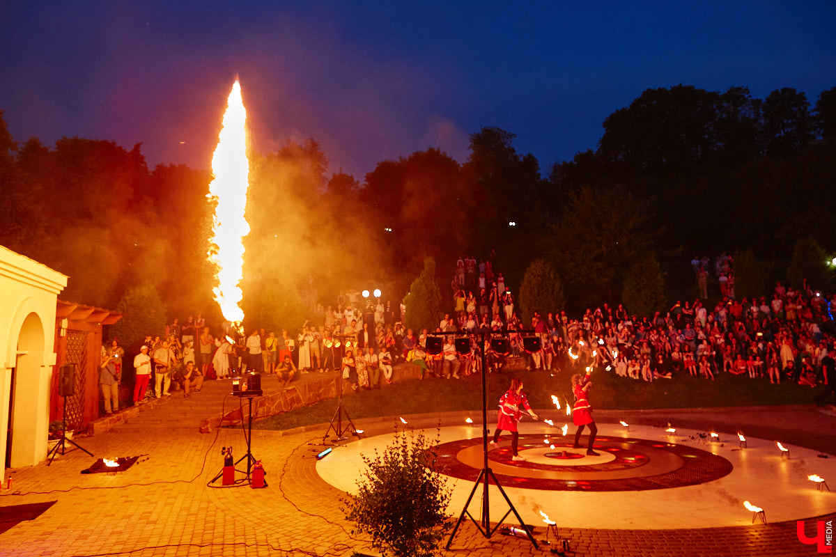 6 июля во Владимире отметили праздник Ивана Купалы. Мероприятие, наполненное традиционными обрядами, прошло в Патриаршем саду. Его гости веселились как могли: кружились в хороводах, гадали на суженого и даже клялись в чувствах, а с наступлением темноты любовались огненным фаер-шоу.