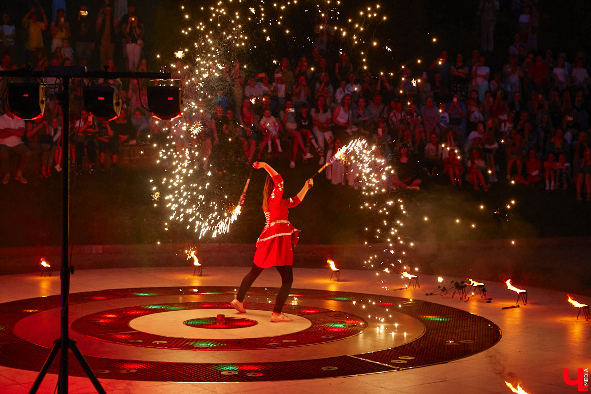 6 июля во Владимире отметили праздник Ивана Купалы. Мероприятие, наполненное традиционными обрядами, прошло в Патриаршем саду. Его гости веселились как могли: кружились в хороводах, гадали на суженого и даже клялись в чувствах, а с наступлением темноты любовались огненным фаер-шоу.