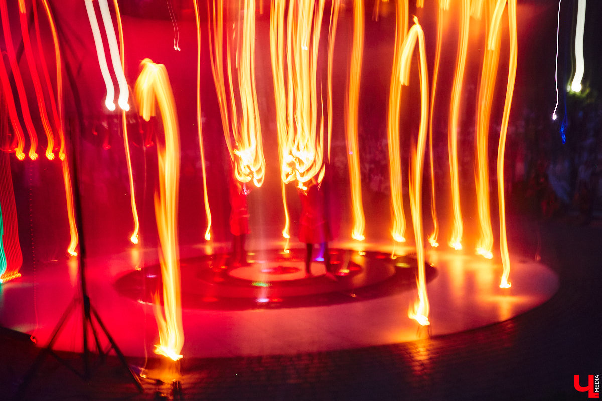 6 июля во Владимире отметили праздник Ивана Купалы. Мероприятие, наполненное традиционными обрядами, прошло в Патриаршем саду. Его гости веселились как могли: кружились в хороводах, гадали на суженого и даже клялись в чувствах, а с наступлением темноты любовались огненным фаер-шоу.