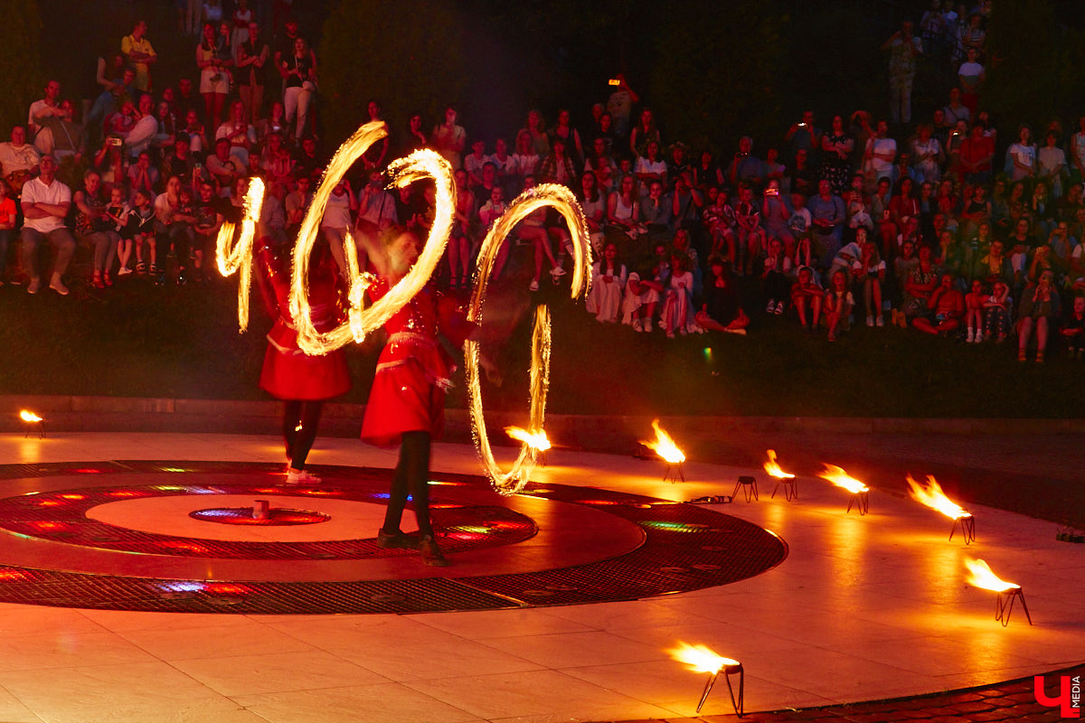 6 июля во Владимире отметили праздник Ивана Купалы. Мероприятие, наполненное традиционными обрядами, прошло в Патриаршем саду. Его гости веселились как могли: кружились в хороводах, гадали на суженого и даже клялись в чувствах, а с наступлением темноты любовались огненным фаер-шоу.