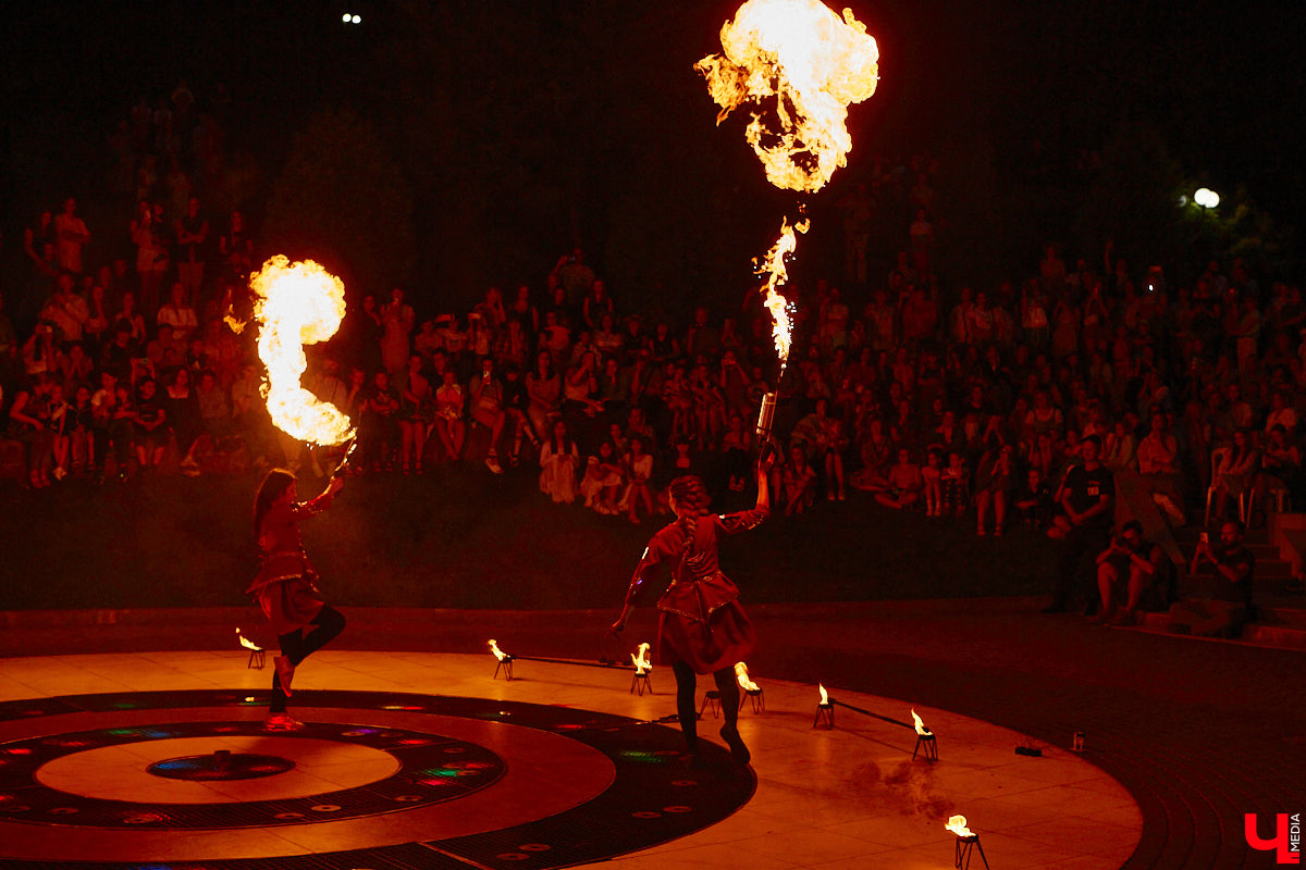 6 июля во Владимире отметили праздник Ивана Купалы. Мероприятие, наполненное традиционными обрядами, прошло в Патриаршем саду. Его гости веселились как могли: кружились в хороводах, гадали на суженого и даже клялись в чувствах, а с наступлением темноты любовались огненным фаер-шоу.