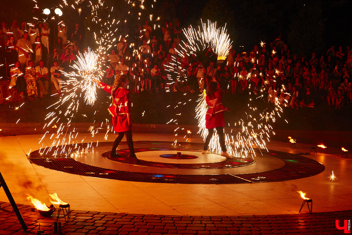 6 июля во Владимире отметили праздник Ивана Купалы. Мероприятие, наполненное традиционными обрядами, прошло в Патриаршем саду. Его гости веселились как могли: кружились в хороводах, гадали на суженого и даже клялись в чувствах, а с наступлением темноты любовались огненным фаер-шоу.