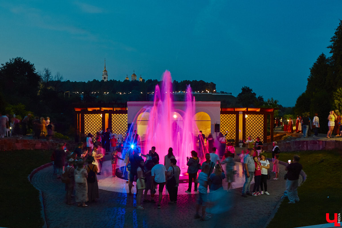 6 июля во Владимире отметили праздник Ивана Купалы. Мероприятие, наполненное традиционными обрядами, прошло в Патриаршем саду. Его гости веселились как могли: кружились в хороводах, гадали на суженого и даже клялись в чувствах, а с наступлением темноты любовались огненным фаер-шоу.