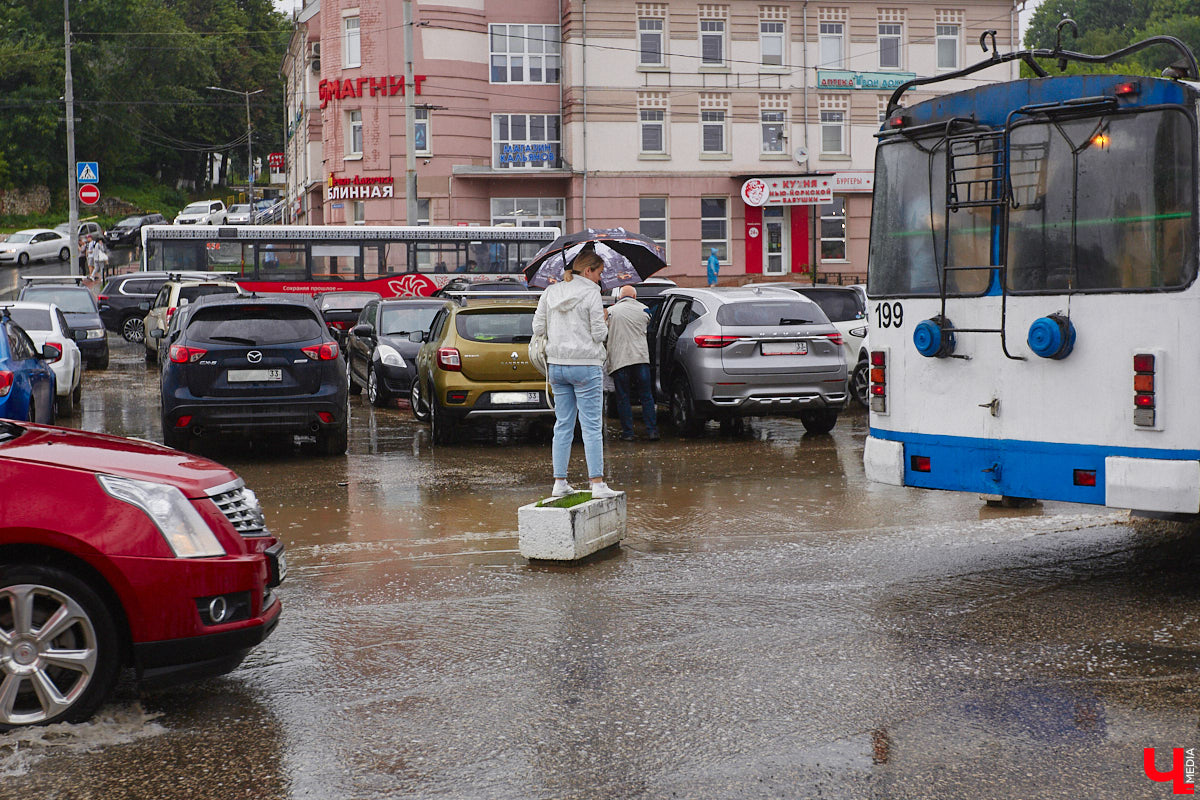 Лето продолжает удивлять нас контрастами. За одну неделю душные тропики сменились сентябрьскими холодами, а шорты — штанами с начесом. И впереди еще немало сюрпризов. Прежде чем ознакомиться с нашим прогнозом на неделю, советуем вооружиться успокаивающей фразой «у природы нет плохой погоды». Это поможет поддержать моральный дух и не расстроиться, отказавшись от планов понежиться на пляже под солнечными лучами.