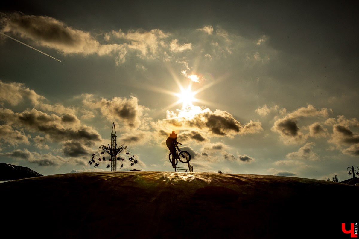 Лето продолжает удивлять нас контрастами. За одну неделю душные тропики сменились сентябрьскими холодами, а шорты — штанами с начесом. И впереди еще немало сюрпризов. Прежде чем ознакомиться с нашим прогнозом на неделю, советуем вооружиться успокаивающей фразой «у природы нет плохой погоды». Это поможет поддержать моральный дух и не расстроиться, отказавшись от планов понежиться на пляже под солнечными лучами.