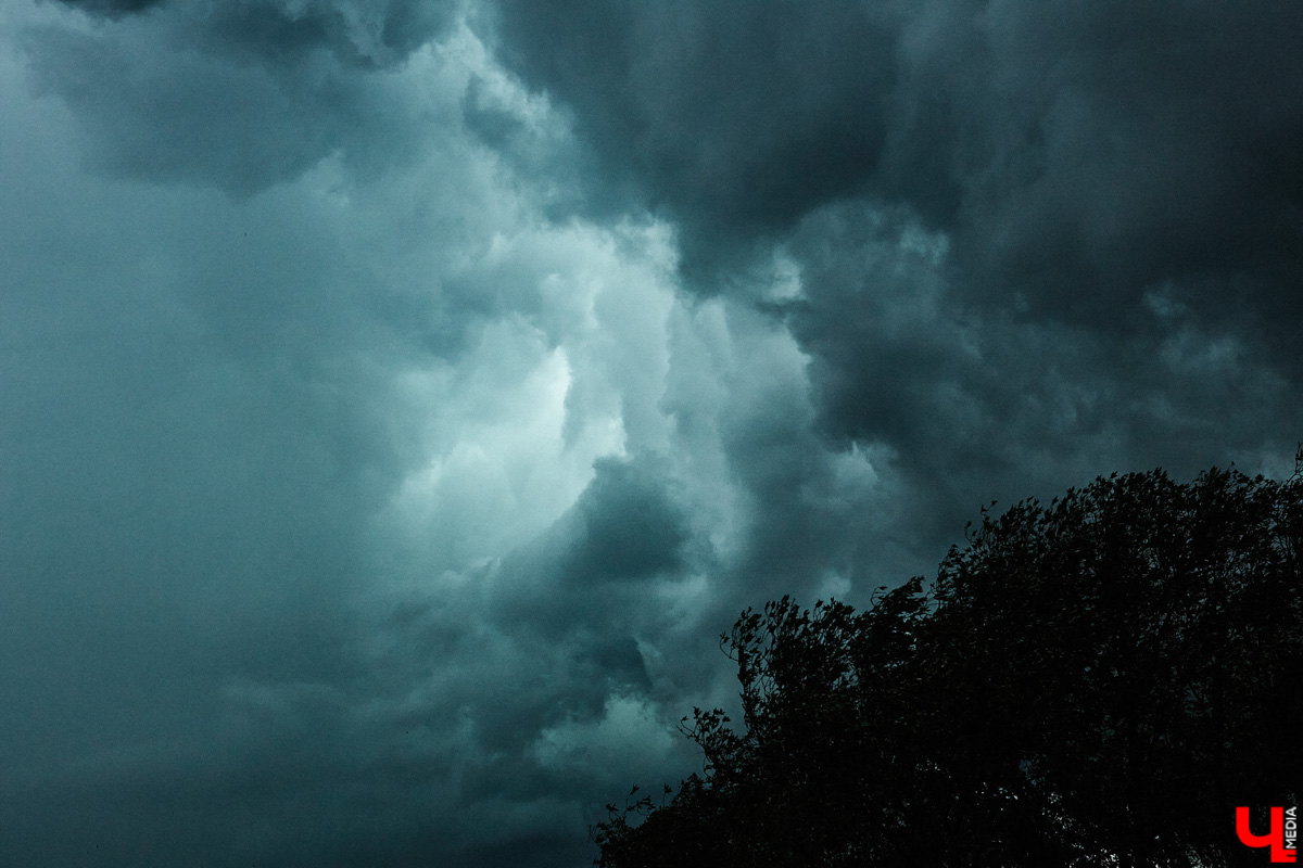 Лето продолжает удивлять нас контрастами. За одну неделю душные тропики сменились сентябрьскими холодами, а шорты — штанами с начесом. И впереди еще немало сюрпризов. Прежде чем ознакомиться с нашим прогнозом на неделю, советуем вооружиться успокаивающей фразой «у природы нет плохой погоды». Это поможет поддержать моральный дух и не расстроиться, отказавшись от планов понежиться на пляже под солнечными лучами.