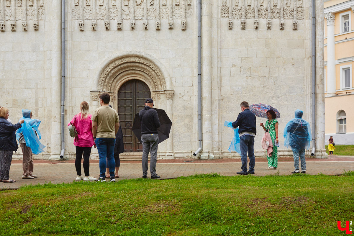 Лето продолжает удивлять нас контрастами. За одну неделю душные тропики сменились сентябрьскими холодами, а шорты — штанами с начесом. И впереди еще немало сюрпризов. Прежде чем ознакомиться с нашим прогнозом на неделю, советуем вооружиться успокаивающей фразой «у природы нет плохой погоды». Это поможет поддержать моральный дух и не расстроиться, отказавшись от планов понежиться на пляже под солнечными лучами.