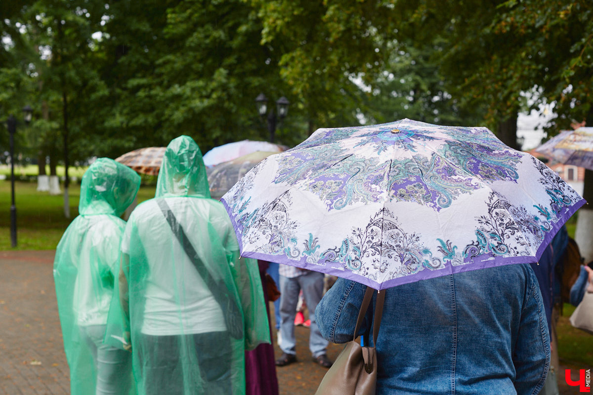 Лето продолжает удивлять нас контрастами. За одну неделю душные тропики сменились сентябрьскими холодами, а шорты — штанами с начесом. И впереди еще немало сюрпризов. Прежде чем ознакомиться с нашим прогнозом на неделю, советуем вооружиться успокаивающей фразой «у природы нет плохой погоды». Это поможет поддержать моральный дух и не расстроиться, отказавшись от планов понежиться на пляже под солнечными лучами.