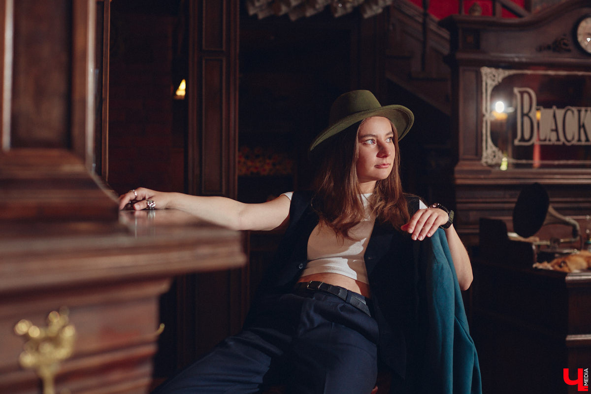 Мускулинные образы на леди больше не революция. Современная мода размыла границу между женским и мужским стилями, открыв простор для разных творческих экспериментов. В одном из таких приняла участие владимирский иллюстратор Евгения Зверская.