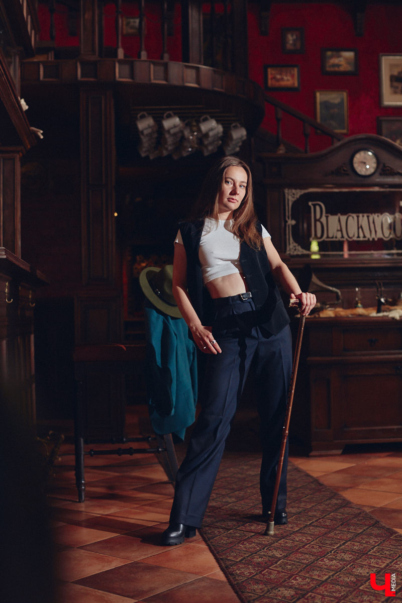 Мускулинные образы на леди больше не революция. Современная мода размыла границу между женским и мужским стилями, открыв простор для разных творческих экспериментов. В одном из таких приняла участие владимирский иллюстратор Евгения Зверская.