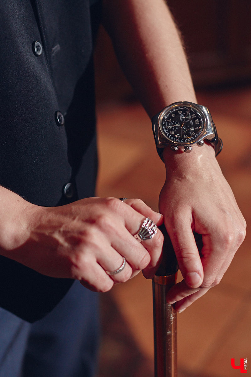 Мускулинные образы на леди больше не революция. Современная мода размыла границу между женским и мужским стилями, открыв простор для разных творческих экспериментов. В одном из таких приняла участие владимирский иллюстратор Евгения Зверская.