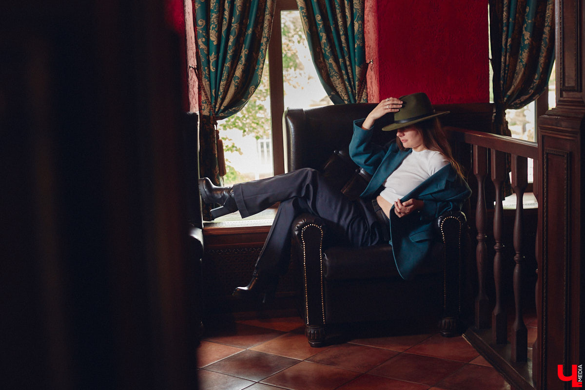 Мускулинные образы на леди больше не революция. Современная мода размыла границу между женским и мужским стилями, открыв простор для разных творческих экспериментов. В одном из таких приняла участие владимирский иллюстратор Евгения Зверская.