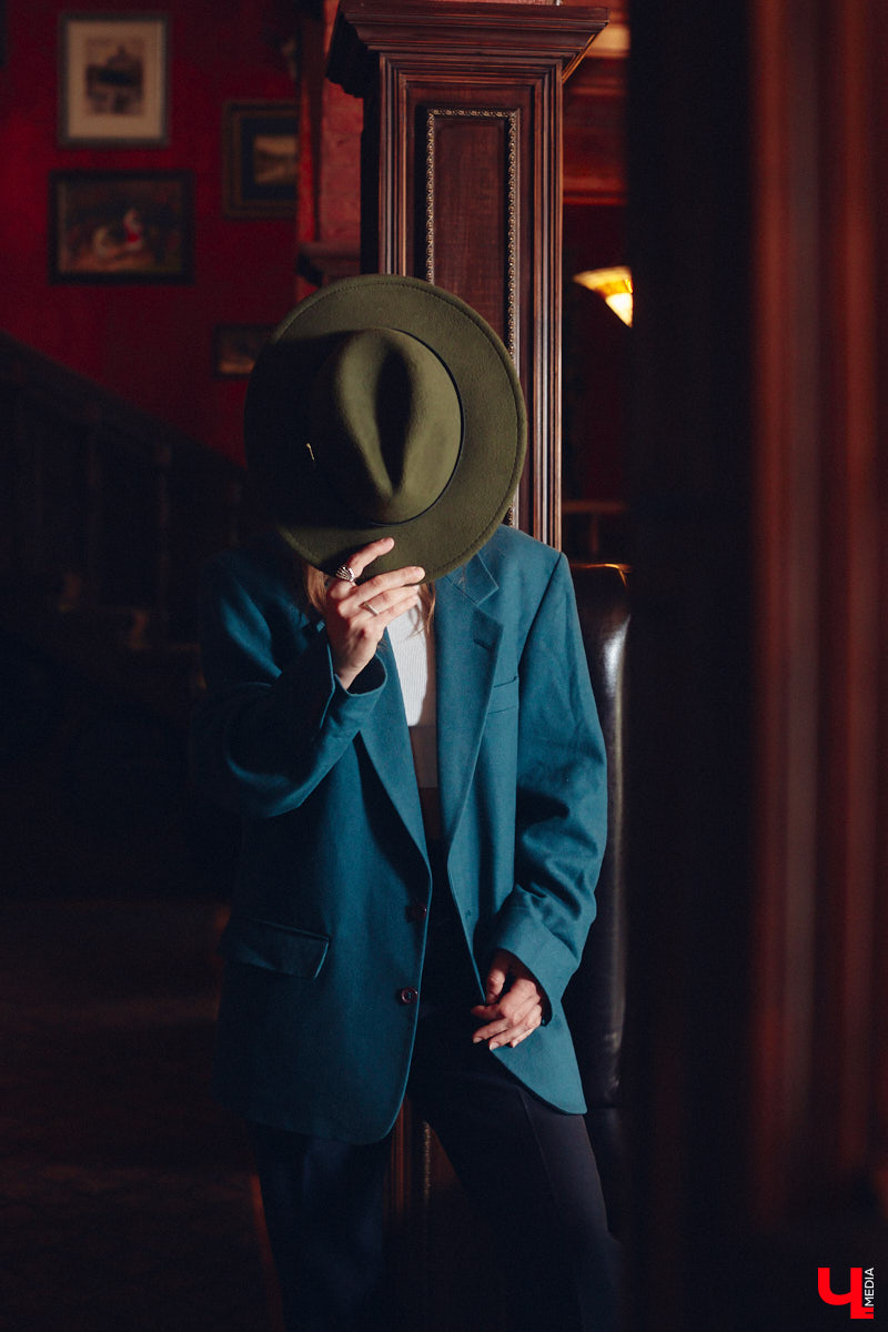 Мускулинные образы на леди больше не революция. Современная мода размыла границу между женским и мужским стилями, открыв простор для разных творческих экспериментов. В одном из таких приняла участие владимирский иллюстратор Евгения Зверская.