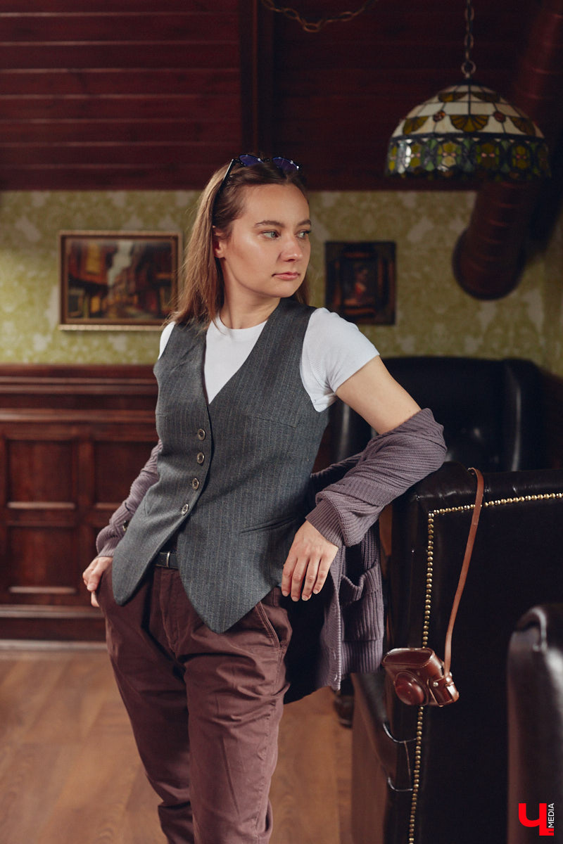 Мускулинные образы на леди больше не революция. Современная мода размыла границу между женским и мужским стилями, открыв простор для разных творческих экспериментов. В одном из таких приняла участие владимирский иллюстратор Евгения Зверская.