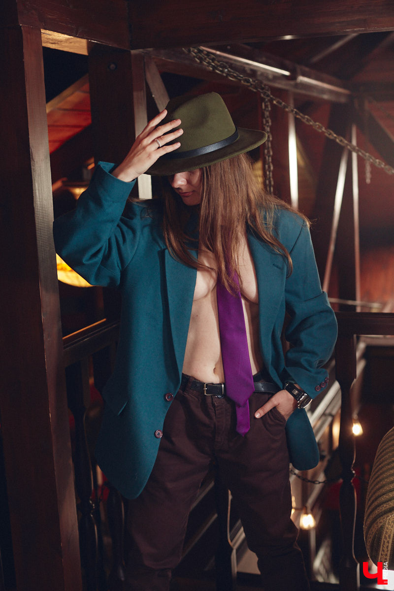 Мускулинные образы на леди больше не революция. Современная мода размыла границу между женским и мужским стилями, открыв простор для разных творческих экспериментов. В одном из таких приняла участие владимирский иллюстратор Евгения Зверская.