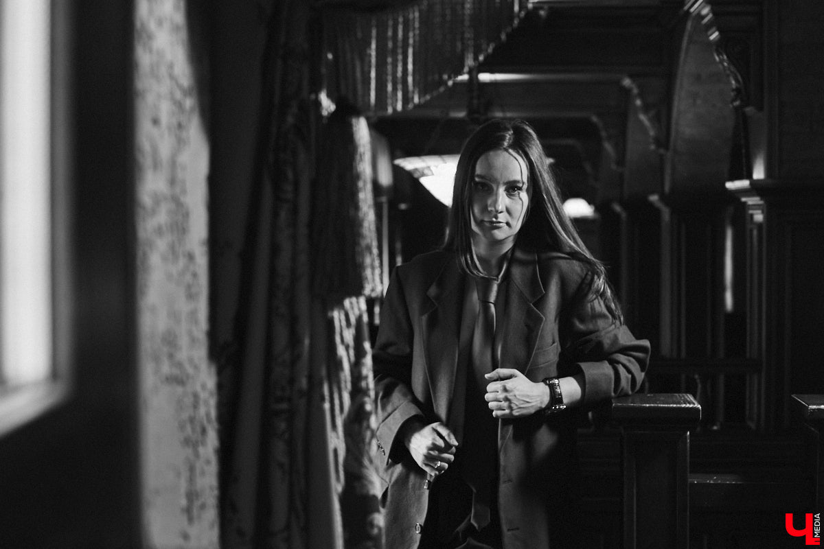 Мускулинные образы на леди больше не революция. Современная мода размыла границу между женским и мужским стилями, открыв простор для разных творческих экспериментов. В одном из таких приняла участие владимирский иллюстратор Евгения Зверская.