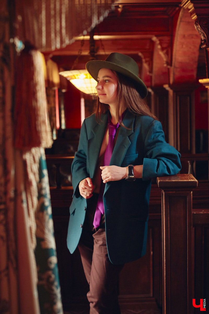 Мускулинные образы на леди больше не революция. Современная мода размыла границу между женским и мужским стилями, открыв простор для разных творческих экспериментов. В одном из таких приняла участие владимирский иллюстратор Евгения Зверская.