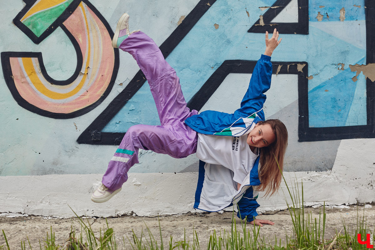 Мускулинные образы на леди больше не революция. Современная мода размыла границу между женским и мужским стилями, открыв простор для разных творческих экспериментов. В одном из таких приняла участие владимирский иллюстратор Евгения Зверская.